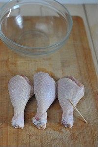 鲜嫩美味的葱油鸡简单做--简版葱油鸡,<a style='color:red;display:inline-block;' href='/shicai/ 92'>鸡腿</a>洗净沥干，用牙签戳些洞洞，方便入味。葱切段，姜切片，红椒切丝。
