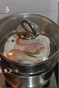鲜嫩美味的葱油鸡简单做--简版葱油鸡,把蒸好的鸡腿用冷水冲凉后，浸入冰水中。