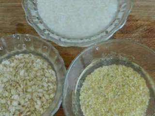 燕麦粗粮饭,燕麦，大米，小米洗净浸泡10分钟。