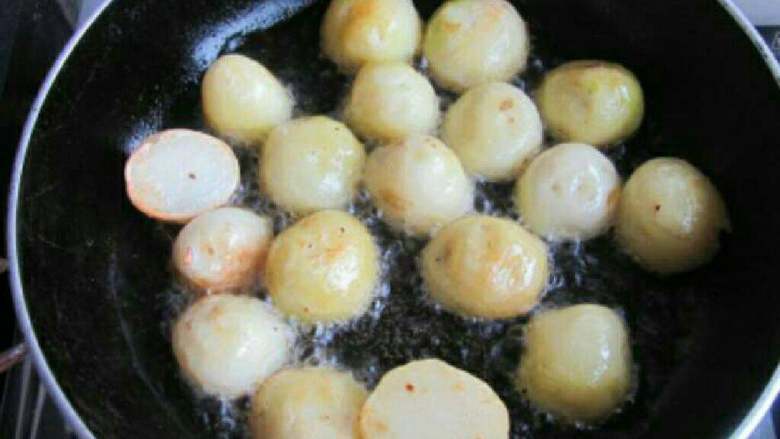 香烤土豆串,蒸熟的土豆一切两半，平底锅放少许油摆入土豆煎至表皮微焦黄 ，捞出放吸油纸吸出油分。