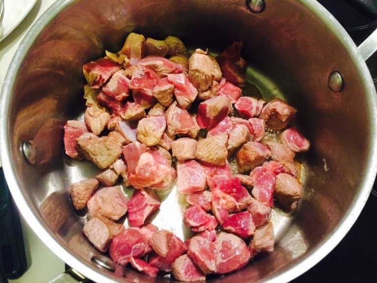 羊肉南瓜派,羊肉块入锅翻炒，八成熟盛出待用。羊腰同理