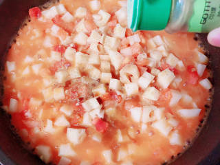 番茄藕丁,加入盐、生抽、胡椒粉，翻炒均匀。