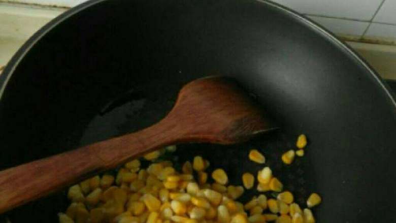 松子玉米,倒入玉米粒翻炒。