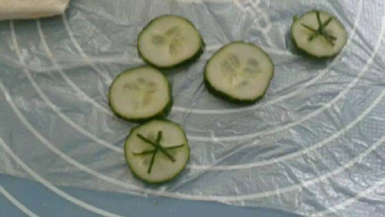 荷塘小青蛙,切一个个圆的黄瓜然后用黄瓜皮装饰做出荷叶