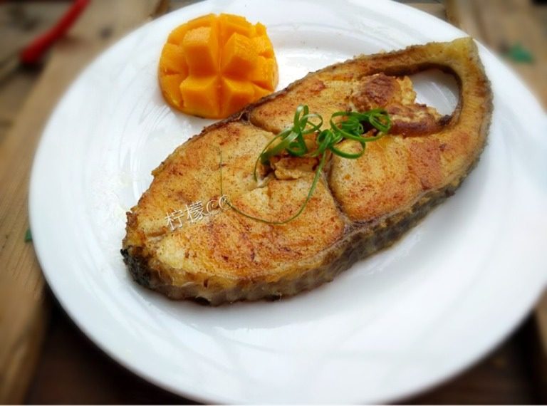 香煎鳕鱼,如图装盘，用一半芒果，小葱点缀即可