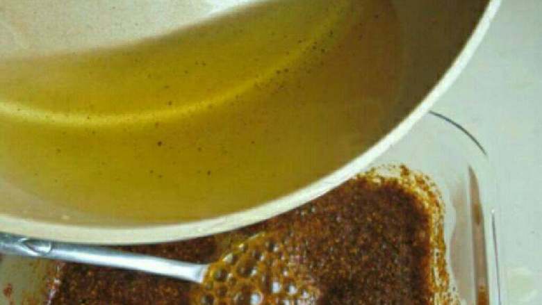 自制油辣椒,把油浇入辣椒粉中，慢慢浇入一边浇入一边搅拌。