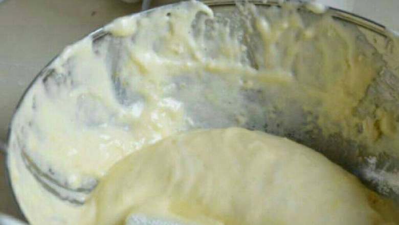 自制蒸锅版蛋糕,直到鸡蛋打至发白膨胀3倍大，上面有明显的划痕不消散为好，再续三次面粉快速翻拌均匀。