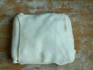 自制千层肉饼,如此反复折叠，直到成为一个小正方形面饼，把两边面皮整理严实。