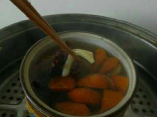清炖羊肉汤,捞出葱姜调料。