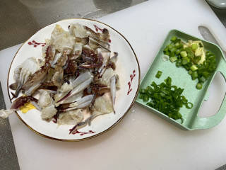 蟹肉粥,梭子蟹去腮清洗干净，小葱洗净葱白葱叶分开切末，姜洗净切丝
