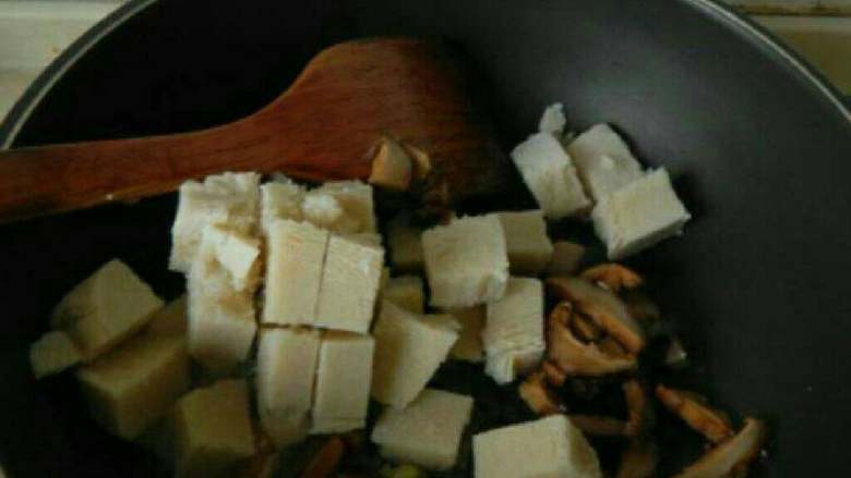 红烧冻豆腐,放入香菇和冻豆腐翻炒。