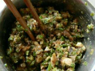 青椒猪肉汤水饺,再加入碎香菇搅拌均匀。