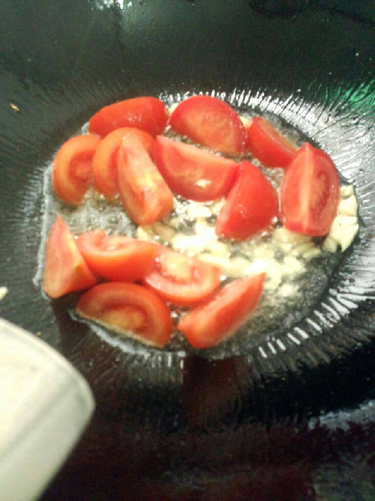 番茄菜花,在把番茄放入炒出红油来