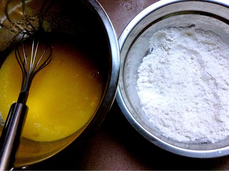 香蕉红豆麦芬,然后再把搅拌好的蛋糕粉倒入蛋糊里搅拌均匀