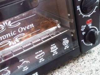 烤箱五花肉,烤箱预热，两分钟后。190度烤20分钟。