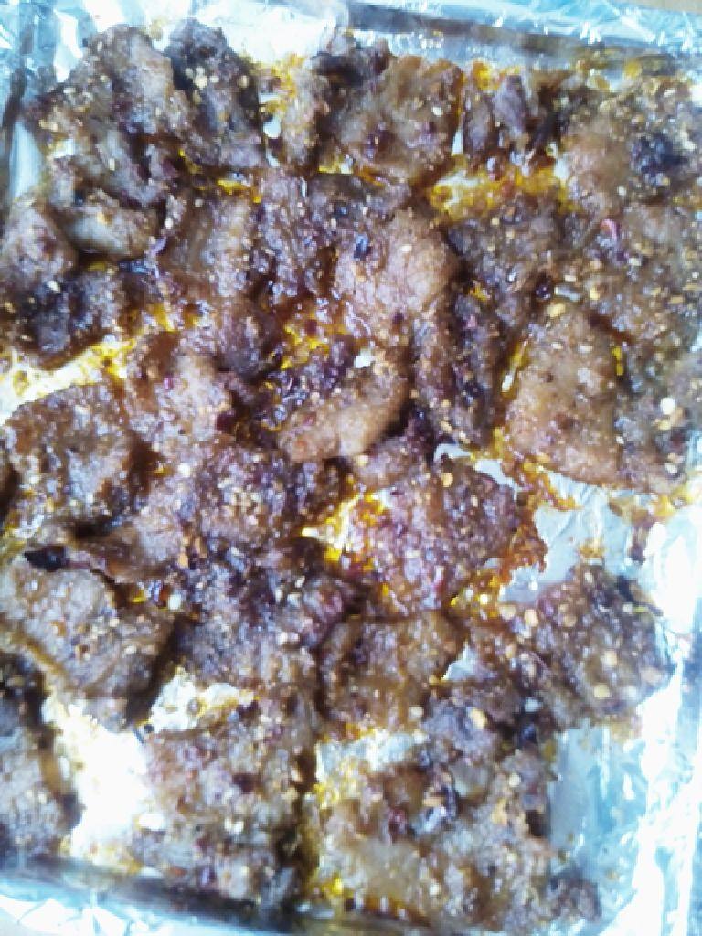 烤箱五花肉,取出后翻面，再刷上一层蜂蜜。