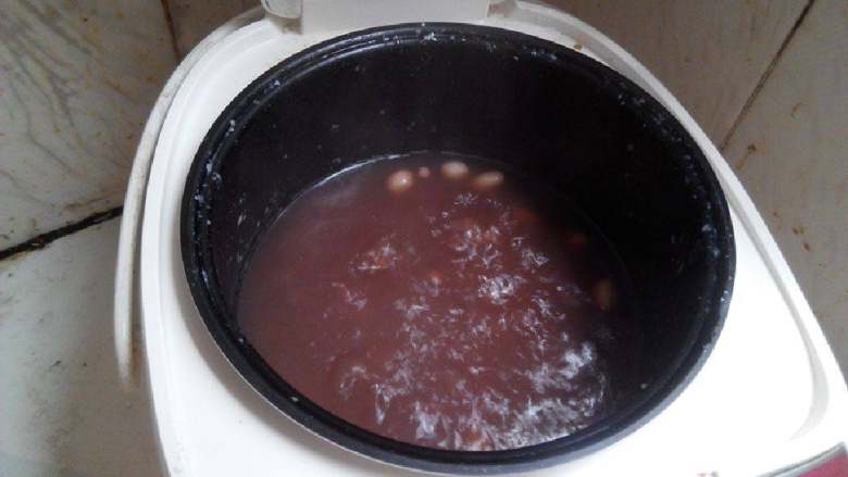 红豆薏米花生冰棍,将红豆放入电饭锅中，加适量清水用大火煮开，一直煮到保温
