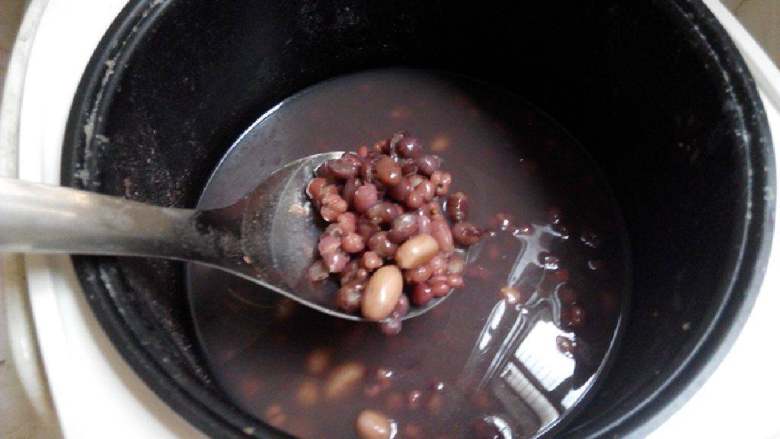 红豆薏米花生冰棍,这时的红豆已经完全熟路，但应该是整粒，不是很烂