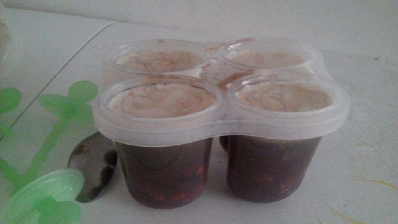 红豆薏米花生冰棍,如图这样，放入冰箱冷冻6个小时以上
