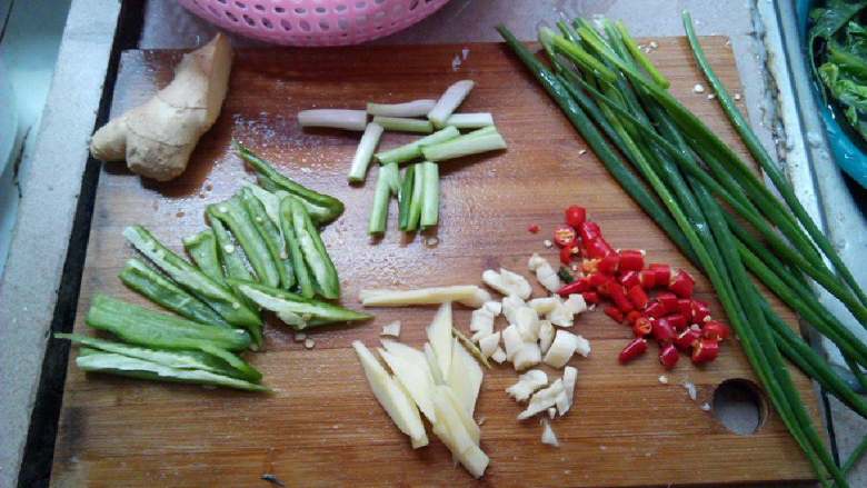 莴笋炒肉丝,准备葱姜蒜辣椒切丝切碎切段。