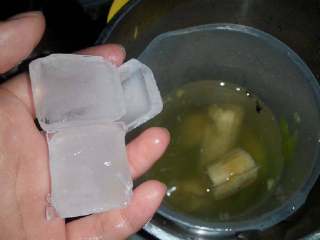 猕猴桃香蕉汁,加入冰块