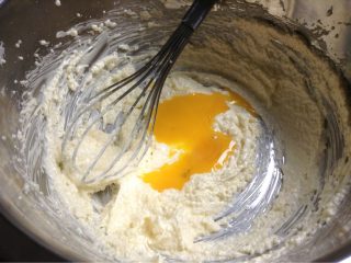 黄金椰丝球,如图加入细砂糖打发至成白色样，分次加入蛋黄搅拌均匀