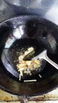 餐桌必备——油焖大虾,3.放入姜片、葱丝煸香