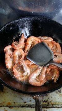 餐桌必备——油焖大虾,4.倒入大虾，煎至两面变红出虾油，期间可以用铲子压一压，使得大虾出更多的虾油。