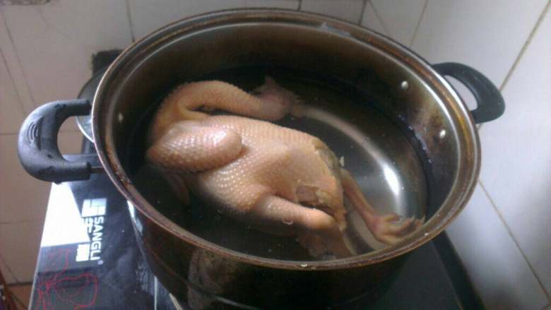 自制(白切鸡),将鸡放入煮过鸡的锅中盖盖儿煮15分钟，提起鸡头翻面盖盖再煮15分钟；