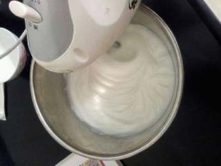 肉松海苔蛋糕卷,50克的砂糖分3次加入蛋白打至湿性发泡