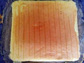 肉松海苔蛋糕卷,出炉倒扣，撕去烘焙纸，晾到常温，在蛋糕背面抹上一层沙拉酱，撒上肉松和剪碎的海苔。
