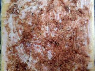 肉松海苔蛋糕卷,蛋糕片卷起，用烘焙纸包住定型，放冰箱冷藏20分钟，切块。