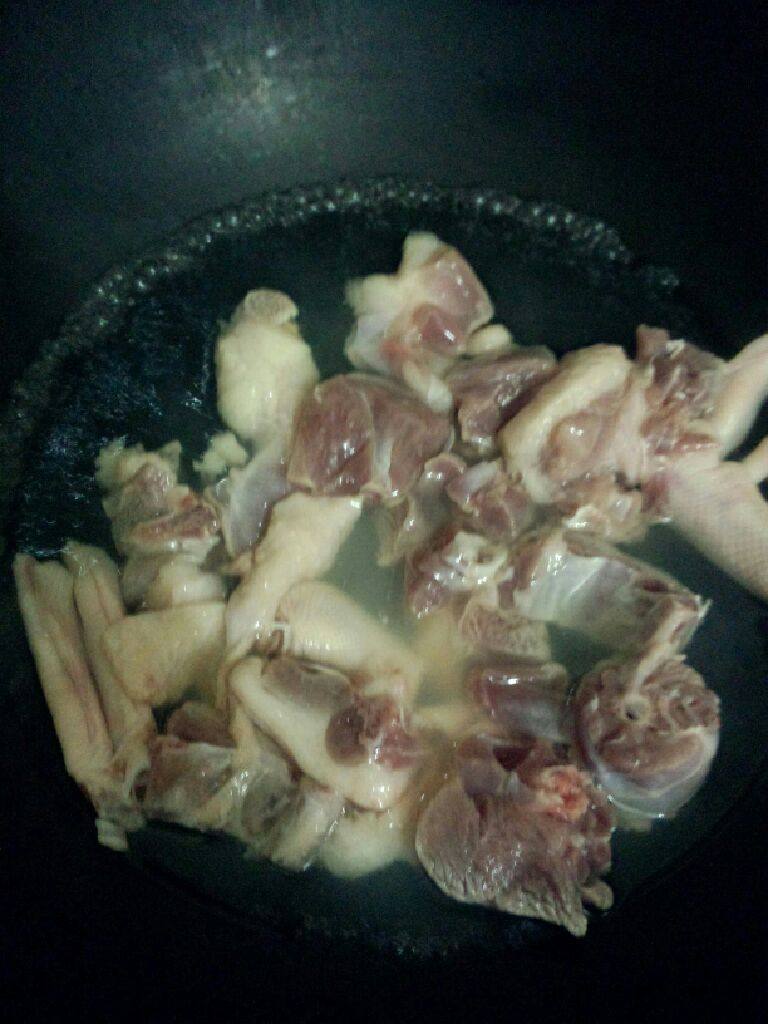 淮山鸭肉汤,锅加水烧开把鸭肉放入飞过水