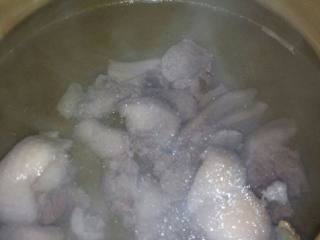 淮山鸭肉汤,在捞起来重新洗一次 在加入水 放入姜片