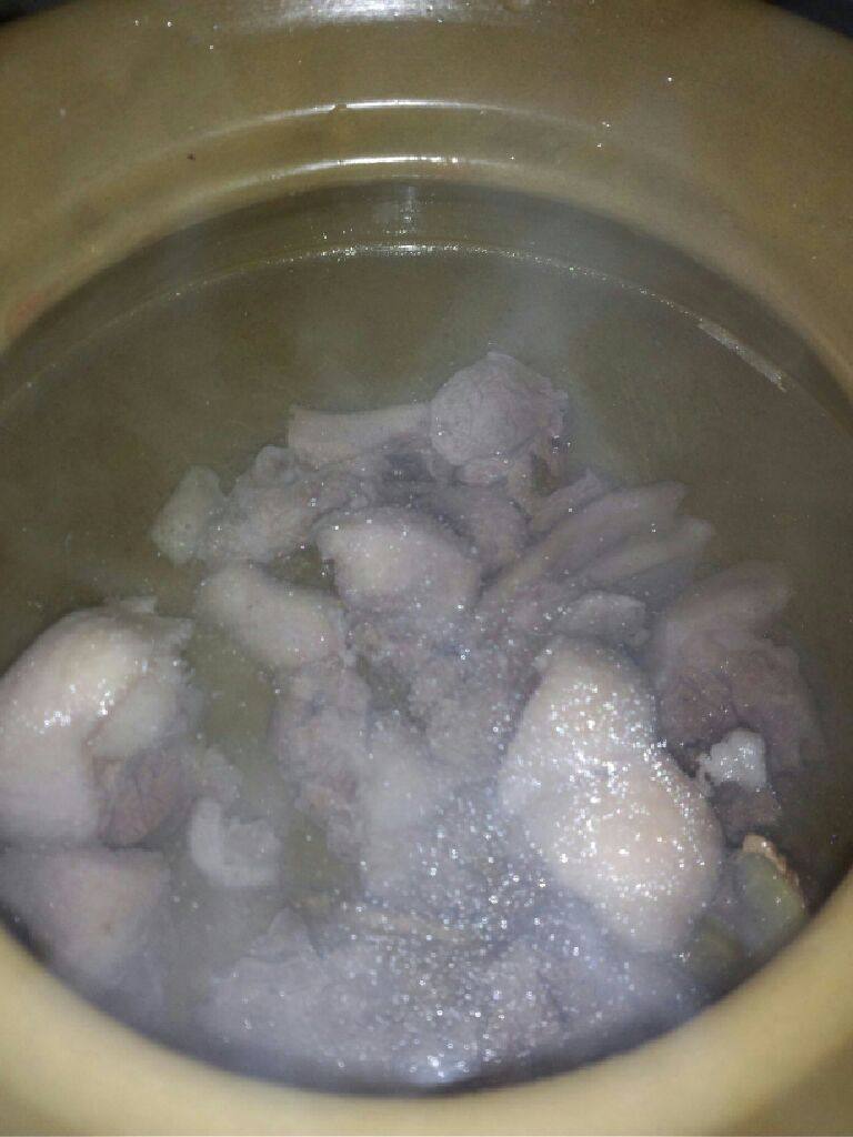 淮山鸭肉汤,在捞起来重新洗一次 在加入水 放入姜片