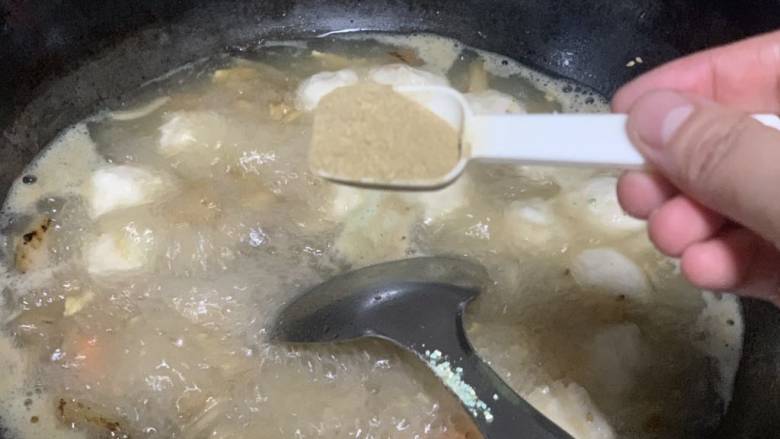 虾滑汤,放胡椒粉