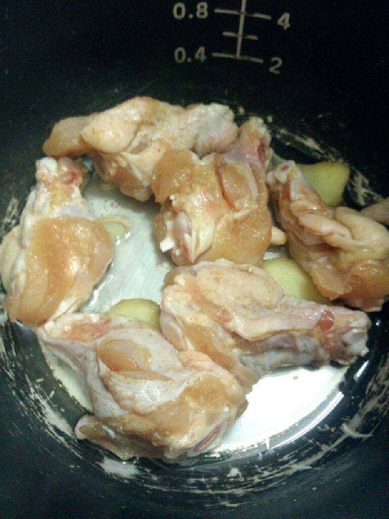 盐焗小鸡腿,在把鸡腿放入  按煮饭键焖