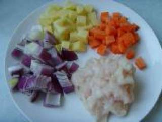 咖喱鱼丸,洋葱、土豆、胡萝卜洗净去皮、切小丁