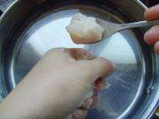 咖喱鱼丸,锅置火上倒入适量清水，用勺子舀一勺鱼泥放入水中