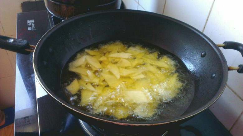 自制(香辣土豆片儿),锅内放油烧热，放入土豆片炸至口感焦脆；