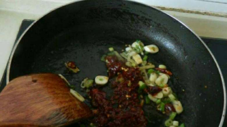 干锅腊肉萝卜,倒入郫县豆瓣酱炒出红油。