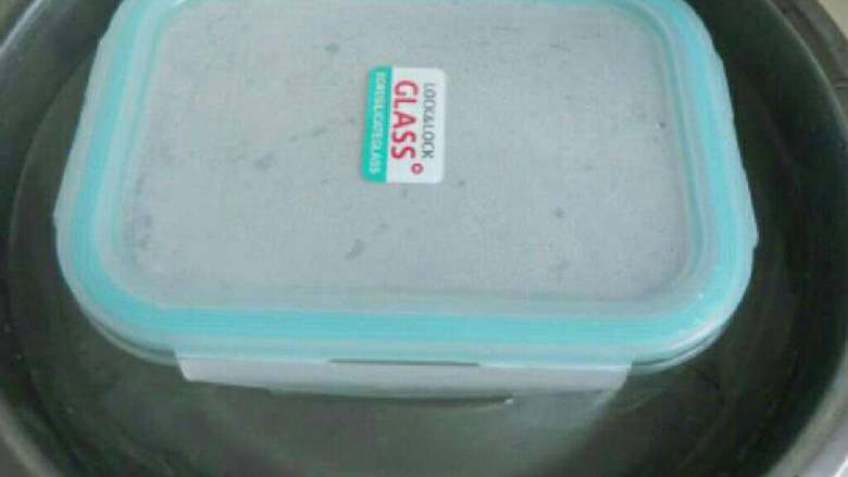 自制豌豆凉粉,盖上盖子放入冷水盆中冷却3小时以上，中途可换两次凉水。