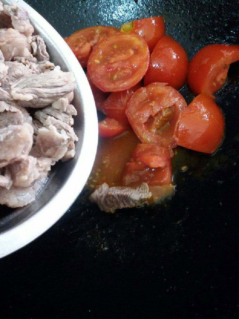 番茄胡萝卜土豆炖牛腩,锅留底油倒入切好洋葱翻炒后捞出，再番茄块炒至出水后，倒焯好的牛肉翻炒。
