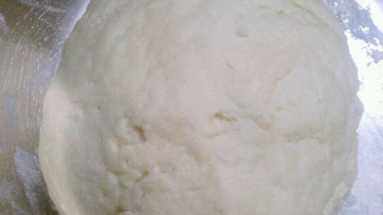 奶香肠仔包,揉成光滑面团，盖保鲜膜，在温暖处醒5分钟。