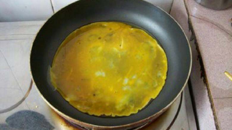 简单的丝瓜炒蛋,平底锅下油烧热，倒入鸡蛋液。