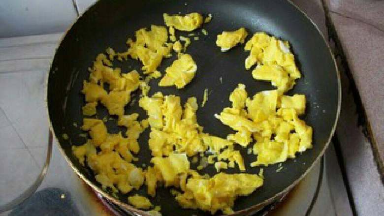 简单的丝瓜炒蛋,稍微开始凝固时用筷子迅速划散。