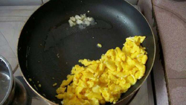 简单的丝瓜炒蛋,把鸡蛋拔到一边，下油爆香蒜末