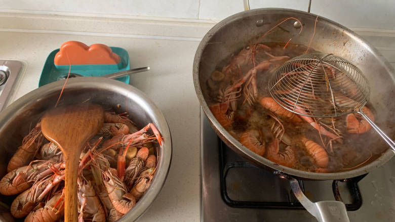 酱烧海龙虾,因为个头不一样，把大的多煮了一会。