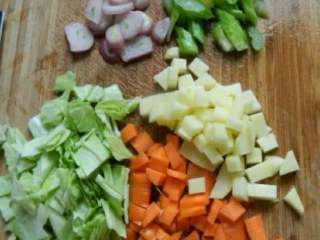 意式蔬菜汤,所有蔬菜分别洗净切小粒。