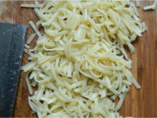 意式蔬菜汤,意大利面放入锅中煮熟，捞出过凉后切一里米左右的段备用。